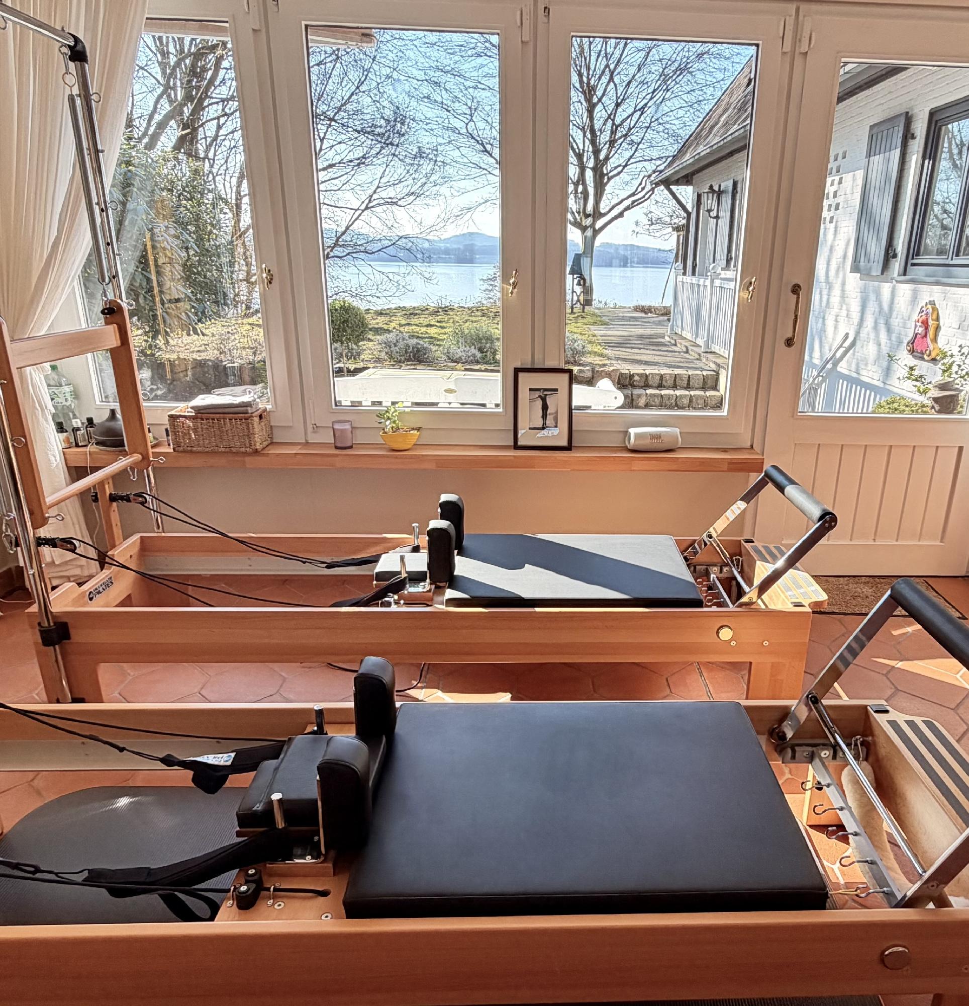 Innenansicht des Bluegate Pilates Studios am Westensee mit Reformern, Cadillac und warmem Licht